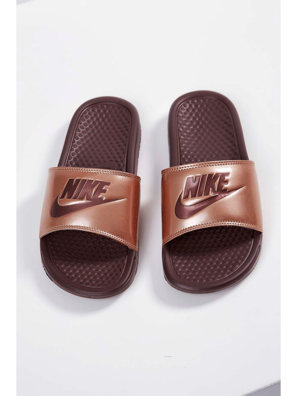 chinelo nike benassi vinho